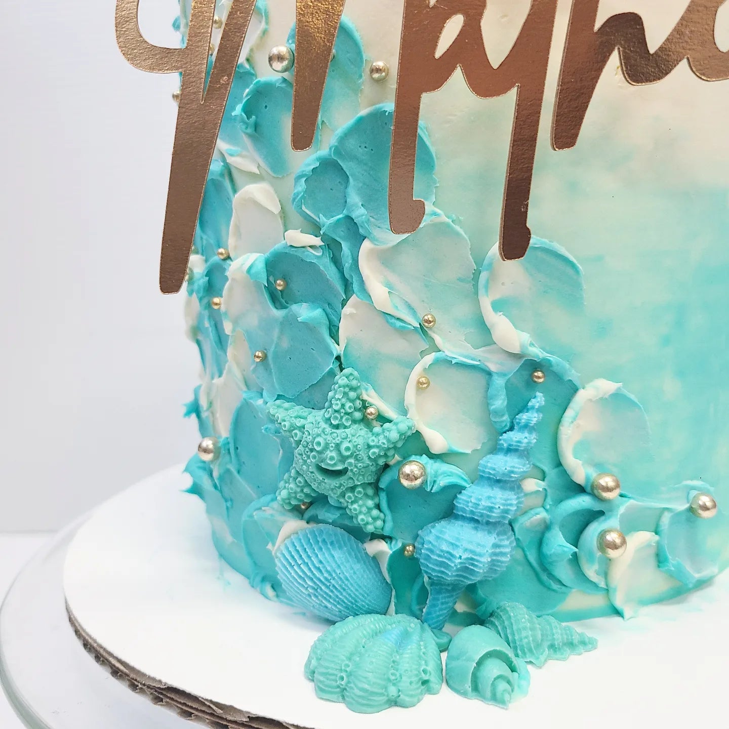Cake with isomalt decoration - Decorated Cake by RekaBL86 - CakesDecor
